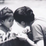 愛ちゃんが美誠ちゃんと目線を合わせ肩に触れながらアドバイスする姿、幼い愛ちゃんにアドバイスするお母さんの姿に似ている。
