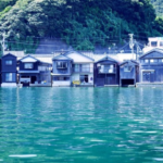 京都府の北のほうにある”海に浮かぶ町”といわれる伊根の舟屋は日本のヴェネチアと呼ばれるくらい素敵な所なので一度行ってみてほしい。