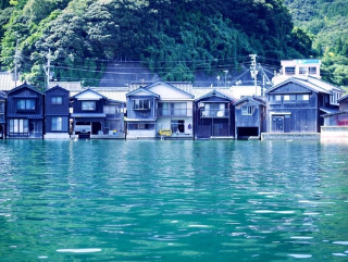 京都府の北のほうにある”海に浮かぶ町”といわれる伊根の舟屋は日本のヴェネチアと呼ばれるくらい素敵な所なので一度行ってみてほしい。