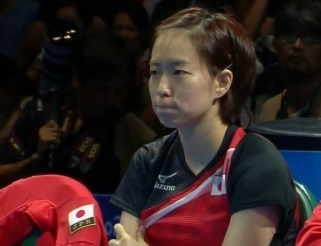 卓球女子、第３試合を勝ち取ったところで、この試合で応援がうるさすぎてイエローカードをもらい、頑張って黙ろうとしてる石川佳純ちゃんを見てみましょう。可愛すぎますね。