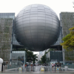 雷すごくて名古屋市科学館の球体の下で雨宿りしてたのだけど、科学館の対応が本当に素晴らしい件。