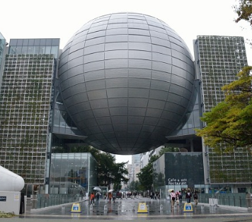 雷すごくて名古屋市科学館の球体の下で雨宿りしてたのだけど、科学館の対応が本当に素晴らしい件。