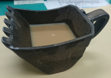 会社に来たらショベルコーヒーカップ届いてた。ミルクティ入れたときの泥水感、半端ないです(笑)