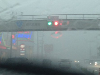 【危険度MAX】茨城県取手市内、落雷の影響で信号が赤と青に光るバグが発生