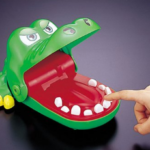 ワニの歯を押していって、ハズレの歯を押したら噛まれるおもちゃで遊んでたとき