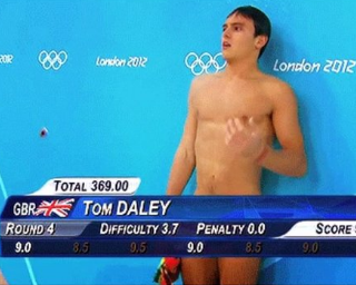 オリンピック名物「テロップが男子競泳選手の腰あたりに位置するカメラアングルになると選手がヌードに見えて筋肉フェチがさざめく」