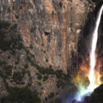 ヨセミテの滝で、虹が幾重にも複雑に重なってすごいことになるやつ