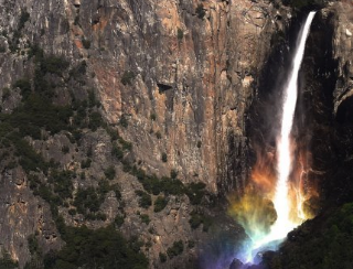 ヨセミテの滝で、虹が幾重にも複雑に重なってすごいことになるやつ
