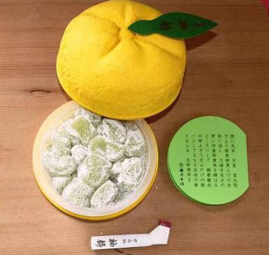 ボンタンアメ好きには京都の老舗和菓子屋『鶴屋吉信』の柚餅を是非食べてみてほしい。