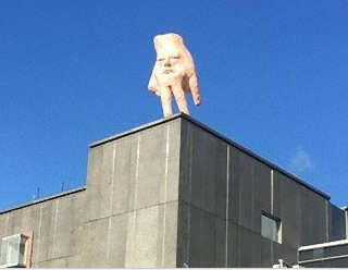 【むむむ】屋上に設置された像 地元の人々がざわつく…ニュージーランド