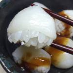 加茂水族館の人気のお土産、くらげこんにゃくだよ。くらげの形のこんにゃくの、醤油味と昆布だし味のセット。