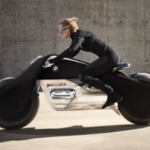 【イカす】絶対倒れずノーヘルでOK！BMWの未来のコンセプトバイクが画期的