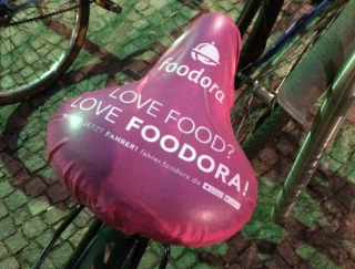ベルリン発のフードデリバリー会社foodoraの宣伝方法がすごい。自転車の椅子に勝手にカバーをつけるという斬新さ。