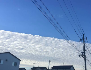 鳥取で震度6弱の地震発生以降に 兵庫県で断層型地震雲が発生したみたいです。。。  なので、2日〜3日以内に関西で強い地震がくるかもしれません。