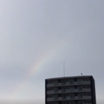 札幌の空、雨上がりでもないのに虹が4つ？5つ？