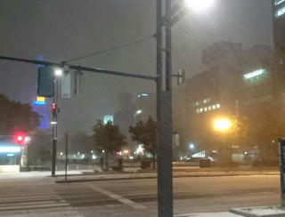 現在の札幌大通公園の様子です。 気温2℃、猛吹雪です。