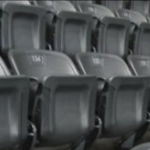 札幌ドームの座席は全席跳ね上げ式です。立つと畳まれます。すなわちスクワットすると座る場所がなくなります。どうする広島ファン。