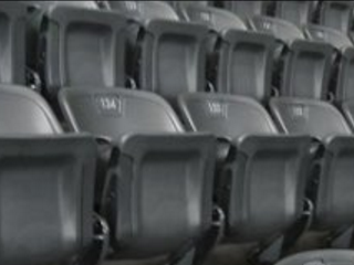 札幌ドームの座席は全席跳ね上げ式です。立つと畳まれます。すなわちスクワットすると座る場所がなくなります。どうする広島ファン。
