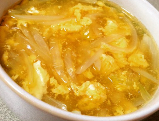 母ちゃん直伝「風邪が治るスープ」 卵1つ、玉ねぎ半分、生姜チューブ5センチくらい、にんにくチューブ1.5センチくらい、水300cc、味付けは醤油みりんでもコンソメでもなんでも。