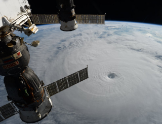 ISSに長期滞在している大西宇宙飛行士から、台風18号（チャバ）の写真が届きました。