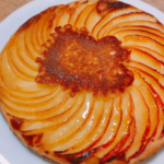 プライパンにバターとお砂糖を入れて、りんごを並べて、ホットケーキ生地を流し込んで焼くだけの簡単ケーキ。