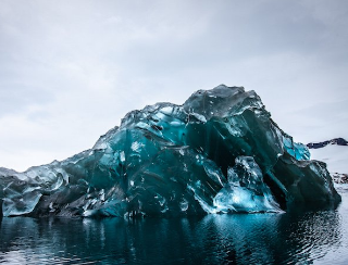 すごいな。最近南極で発見された氷山らしいですが、絶対中に何か未知の怪生物が眠ってる。（実際には氷山がひっくり返って、強い圧力で空気が抜けた下部が露出したものだそうです。）