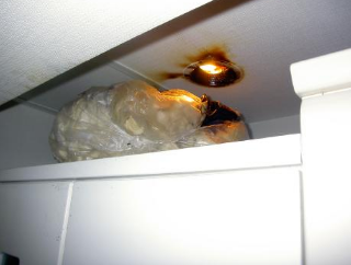 白熱電球や投光器が起こす火災について。 衣替えの季節に天井のライトとクローゼットの上の荷物が接近して この様に火災になるのでこれも拡散しといて。