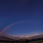 スーパームーンの月光でできたムーンボウ（月虹）。 星空に浮かぶ虹が肉眼で色まで見えました。写真では淡く副虹（外側の虹）も写っています。