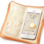 ［iPhone 食パンケース］スマートフォンケースも最近は背面ケースではなく、手帳型が主流になった感があります。手から滑り落ちたりした時の安心感が違うとか。要するに折れて包み込めばいいんですよね。