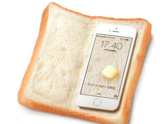 ［iPhone 食パンケース］スマートフォンケースも最近は背面ケースではなく、手帳型が主流になった感があります。手から滑り落ちたりした時の安心感が違うとか。要するに折れて包み込めばいいんですよね。