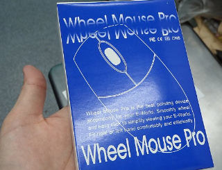 「なんかマウスが沢山きましたで」 「なんだ今時PS/2かよー。ん？底に違和感があるぞ」