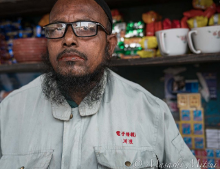 「電子情報科・川浪」と胸に刺繍された制服が、一体どのような経緯をたどってバングラデシュに住むチャイ屋の主人が着ることになったのか。なかなか興味深いです。