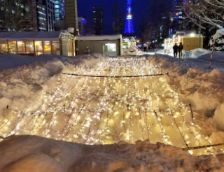 【悲報】札幌の大通公園イルミネーション、大雪で埋もれる。