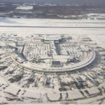 上空から見た真っ白な新千歳空港。