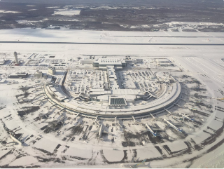 上空から見た真っ白な新千歳空港。