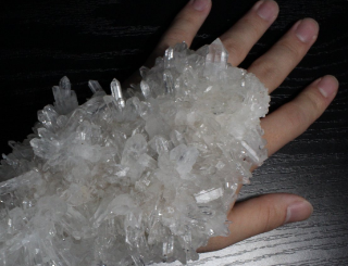 この写真「水晶の手甲」として紹介させて頂きましたが知り合いに見せたら「石に侵食されてるみたい」って言われました。