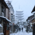 おはようございます。 京都東山は雪！ いい感じで積もってます。