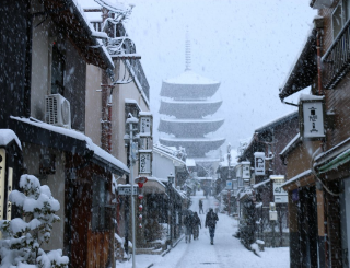 おはようございます。 京都東山は雪！ いい感じで積もってます。