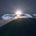富士山頂にかかる雲が淡い彩雲になって、一瞬、虹色の翼か鳥のようにも見えました。
