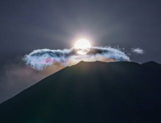 富士山頂にかかる雲が淡い彩雲になって、一瞬、虹色の翼か鳥のようにも見えました。