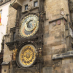 プラハには天文時計という１４１０年からずっと動いてる最古クラスの時計台があるそうで、デザインが反則的なぐらいカッコいいのでいつか生でみてみたいんですよね