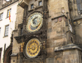プラハには天文時計という１４１０年からずっと動いてる最古クラスの時計台があるそうで、デザインが反則的なぐらいカッコいいのでいつか生でみてみたいんですよね