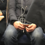 電車で、向かい側に座っていた方のイヤホンがト音記号になってた。