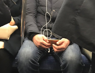 電車で、向かい側に座っていた方のイヤホンがト音記号になってた。