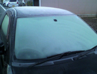 今朝車のガラスが凍ってるだろうとお風呂の残り湯をペットボトルに詰めて出かけたんですけど予想が外れて凍ってなかったのでそのまま車に積んで出発したんですね。