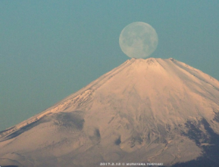 富士の裾野を転がっていきそうなお月様。 (/・o・)/ 〇 ｿｰﾚｰ