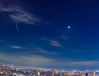 昨夜、東京で見られた明るい流れ星。写真右は月と金星です。 明るい夜景、細い月の形、流れ星を全て同時にとらえられたのはわたしは初めてです。