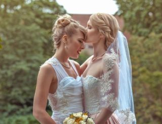 同性婚が認められているデンマークで、女性コスプレイヤー同士が結婚したそうな。