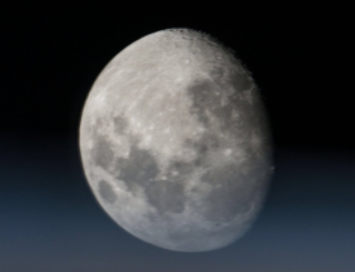 ISSから私が撮影した月の写真。大気は、私達が生きていく上で必要不可欠ですが、天体を観測するときは、観測を妨げてしまう事が理解いただけるかもしれませんね。