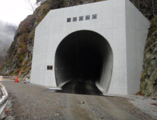 神奈川県の林道にある新青崩トンネル。